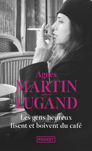 Les gens heureux lisent et boivent du café - Livre d'occasion